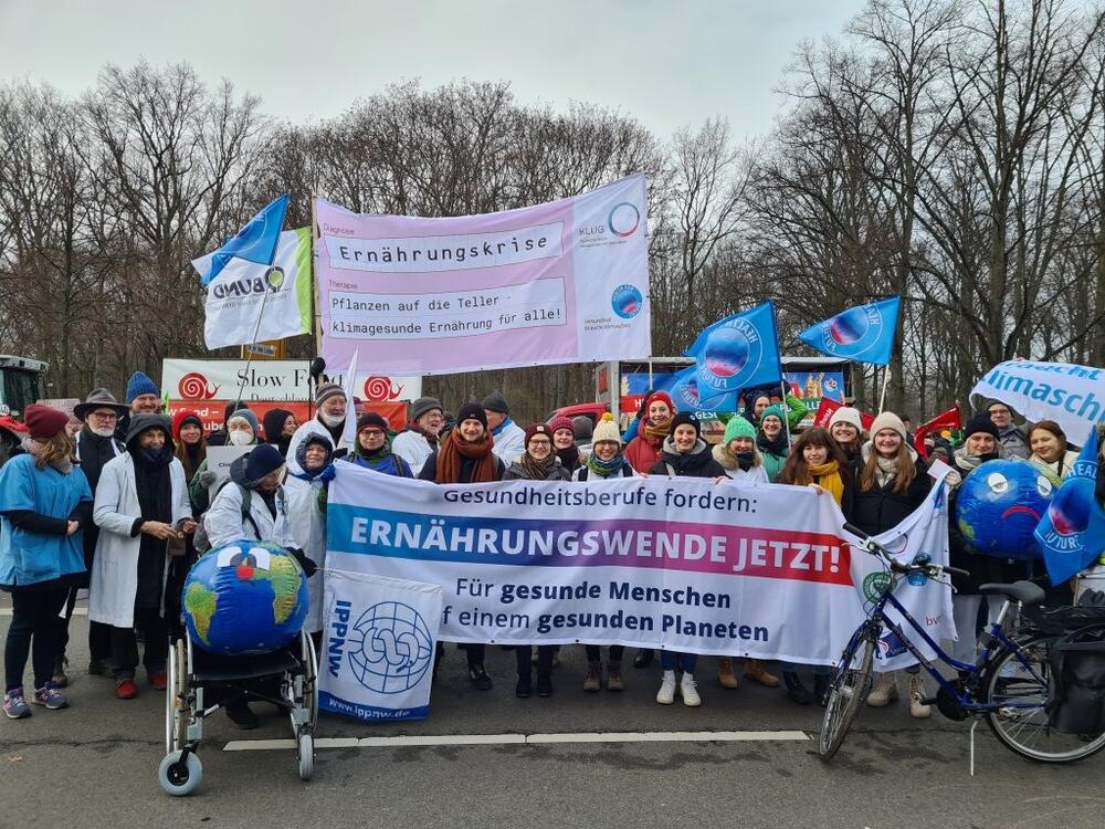 Angehörige der Gesundheitsberufe demonstrieren in Berlin für eine Ernährungswende © Health for Future/KLUG