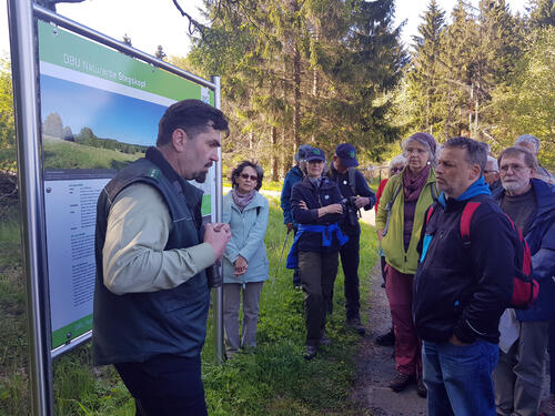 Führung auf DBU-Naturerbefläche Stegskopf © DBU/Behrendt
