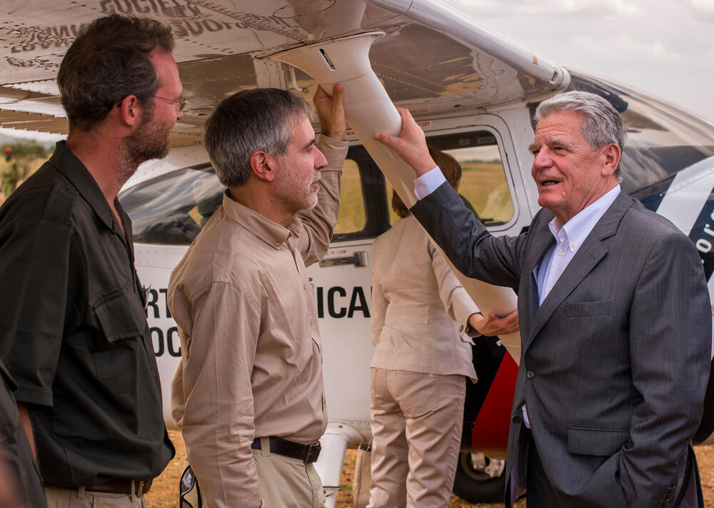 Bundespräsident Joachim Gauck bei Visite 2015 im Serengeti- Nationalpark © Daniel Rosengren/ZGF