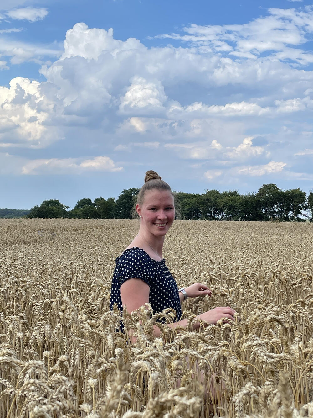 Kathrin Muus im Weizenfeld © Muus