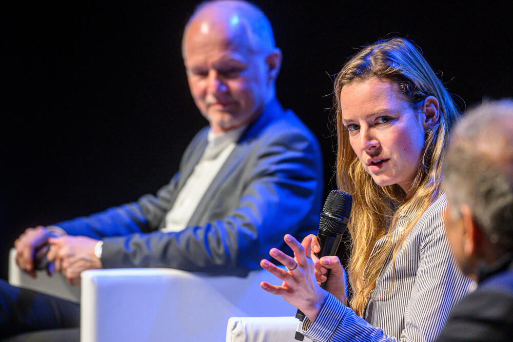 Myriam Rapior mit Mikrofon © David Ausserhofer/ZEIT-Stiftung