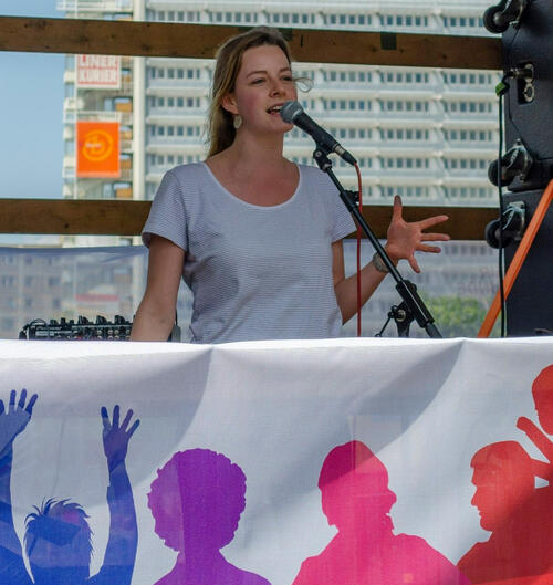 Myriam Rapior auf einer Demonstration © Björn Obmann