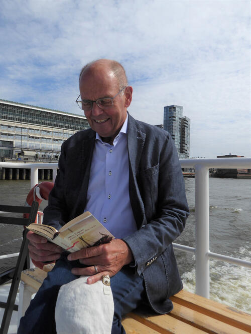 Friedrich Mewis mit Buch © Klaus Jongebloed/DBU