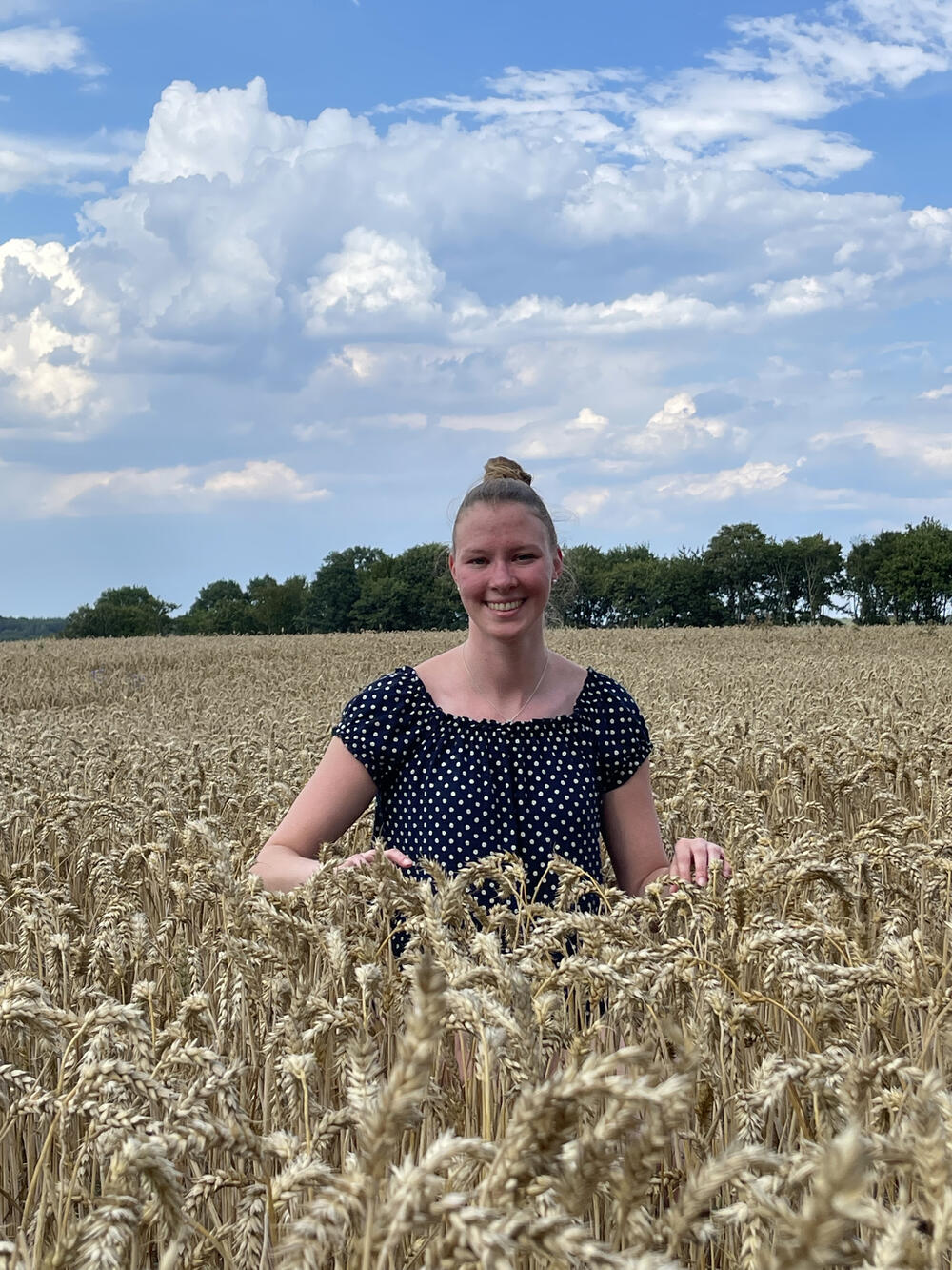 Kathrin Muus im Weizenfeld © Muus