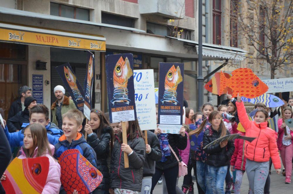 Schüler machen Laerm gegen den Muell in Fluss und Meer © Parlament der Fische