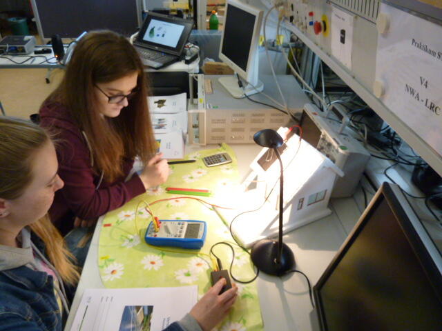 ENEFF-BLEND Schülerinnen bei einem Experiment © U. Bochtler