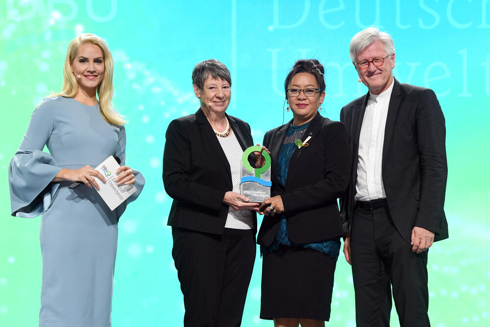 Überreichung des Ehrenpreises an Doreen de Brum, Tochter von Tony de Brum (†) © DBU/Peter Himsel