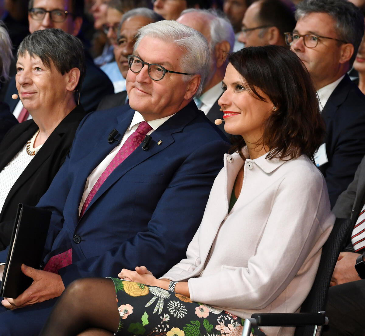 Dr. Barbara Hendricks, Dr. Frank-Walter Steinmeier und Rita Schwarzelühr-Sutter bei der Umweltpreisverleihung 2017 © DBU/Peter Himsel