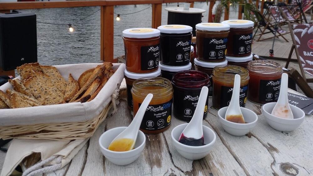 Die Aufstriche und Säfte von ResteRitter basieren auf geretteten Lebensmitteln. © yooweedoo