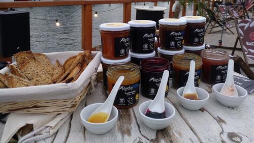 Die Aufstriche und Säfte von ResteRitter basieren auf geretteten Lebensmitteln. © yooweedoo