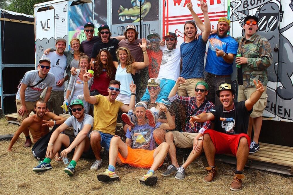 Das Team von Goldeimer stellt Trockentoiletten her und unterstützt weltweit Sanitärprojekte. 