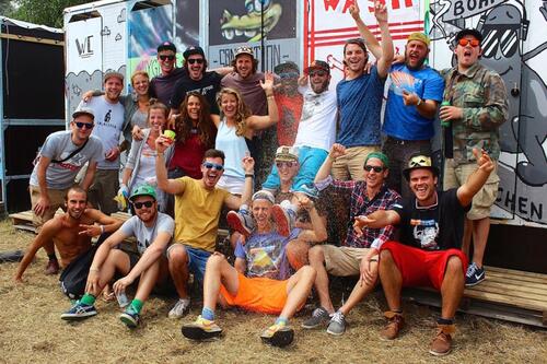 Das Team von Goldeimer stellt Trockentoiletten her und unterstützt weltweit Sanitärprojekte. 