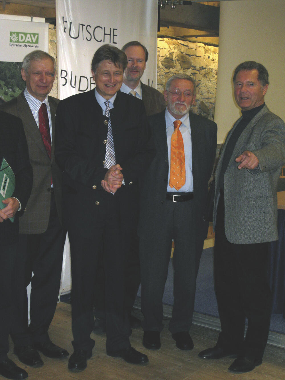 Hubert Weinzierl (2. v. r.) und DBU-Generalsekretär Dr.-Ing. E. h. Fritz Brickwedde (2. v. l.), DAV-Vizepräsident Ludwig Wucherpfennig (links) und Peter Weber (rechts), Leiter des DAV-Ressorts Hütten, Wege und Kletteranlagen, auf dem 9. International 