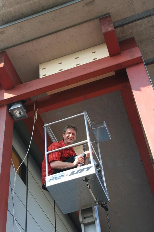 DBU-Biologe Uwe Fuellhaas bringt Mauersegler-Nistkasten am Zentrum für Umweltkommunikation an. 