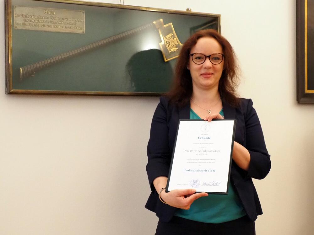 Prof. Dr. Sabrina Hedrich erhält die Berufungsurkunde der TU Freiberg. © TU Bergakademie Freiberg