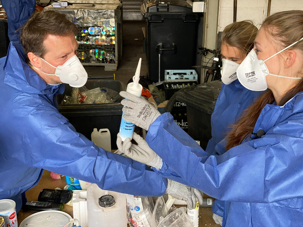 Müllbegutachtung durch Stephan Schaller, CSCP (links), Dagmar Glatz, dm drogerie-markt (mittig), Anna Schulte, Fraunhofer UMSICHT (rechts) © Deutsche Bundesstiftung Umwelt