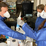 Müllbegutachtung durch Stephan Schaller, CSCP (links), Dagmar Glatz, dm drogerie-markt (mittig), Anna Schulte, Fraunhofer UMSICHT (rechts) © Deutsche Bundesstiftung Umwelt