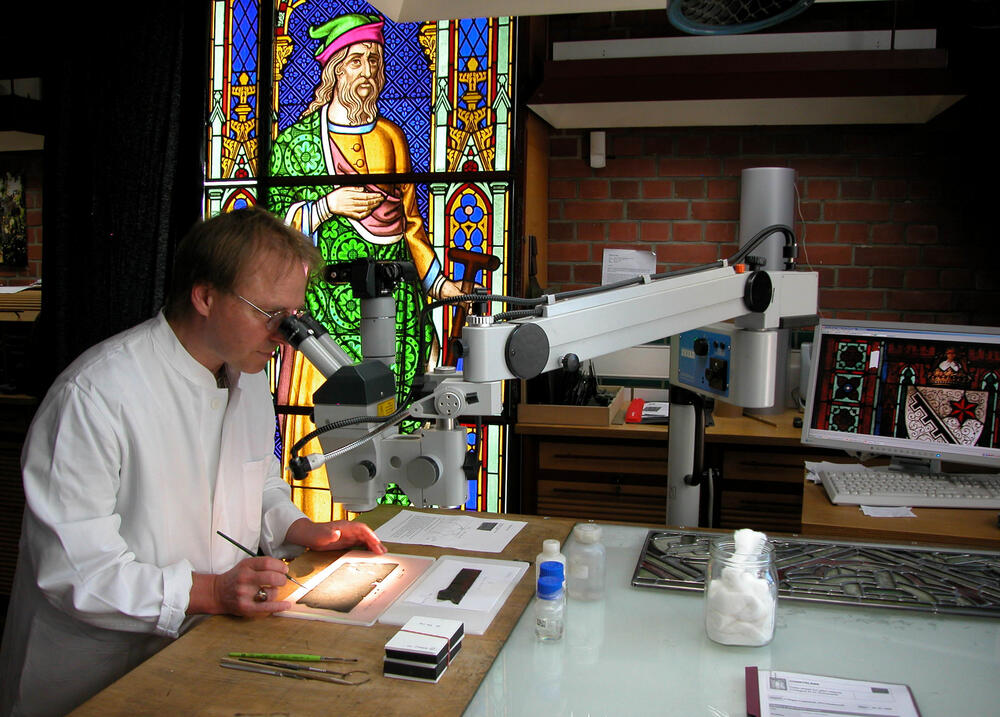 Untersuchung an einem craquelierten Glasstück &copy; Dombauverwaltung Köln