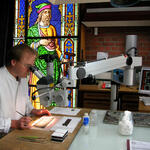 Untersuchung an einem craquelierten Glasstück &copy; Dombauverwaltung Köln