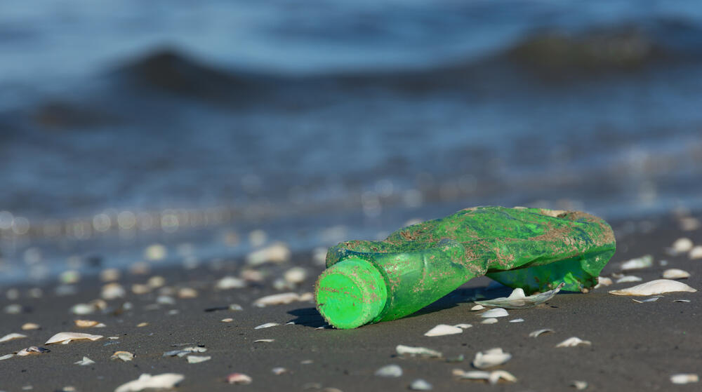 Plastikflasche am Strand, (c) bluedesign - stock.adobe.com.jpeg © bluedesign - stock.adobe.com.jpeg