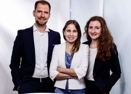 Das Kernteam von elena international (von links nach rechts): Tobias Dess (CTO), Christina Vogel (CEO/Geschäftsführerin, Gründerin), und Sabine Auer (CEO/Geschäftsführerin, Gründerin) © elena international GmbH