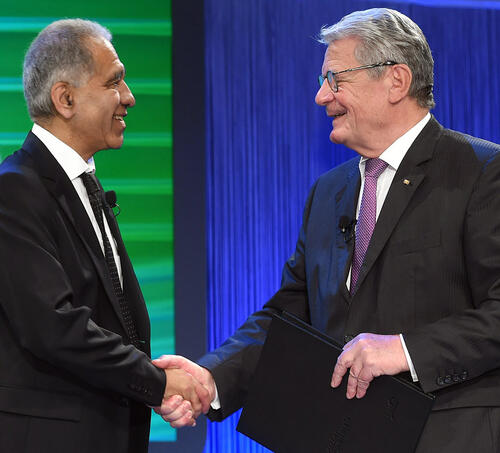 Preisübergabe Bundespräsident Gauck an Latif &copy; DBU/Peter Himsel