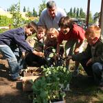 Wissenschaftler Knut Braun pflanzt mit Kindern der Grundschule Wallenhorst bionische Pflanzen (Kohlrabi=Lotuseffekt, Mohn=Salzstreuer) 