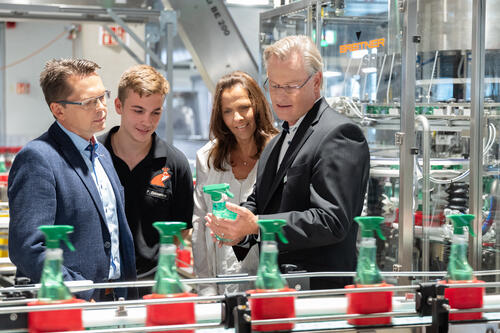 Qualitäts-Check an der modernen Abfüll-Linie für „Frosch“-Produkte © P!ELmedia / Herbert Piel