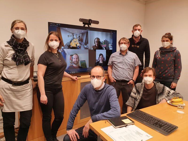 Alumni-Beiratssitzung November 2021 (v.l.n.r. Christine Busch, Dr. Nadine Austel, Dr. Hans-Christian Schaefer, Prof. Dr. Dirk Tischler, Dr. Michael Hohenadler, Dr. Felix Lohmann-Richters, Svenja Bänsch, auf dem Bildschirm: Dr. Andreas Schüttler, Dr.  © DBU