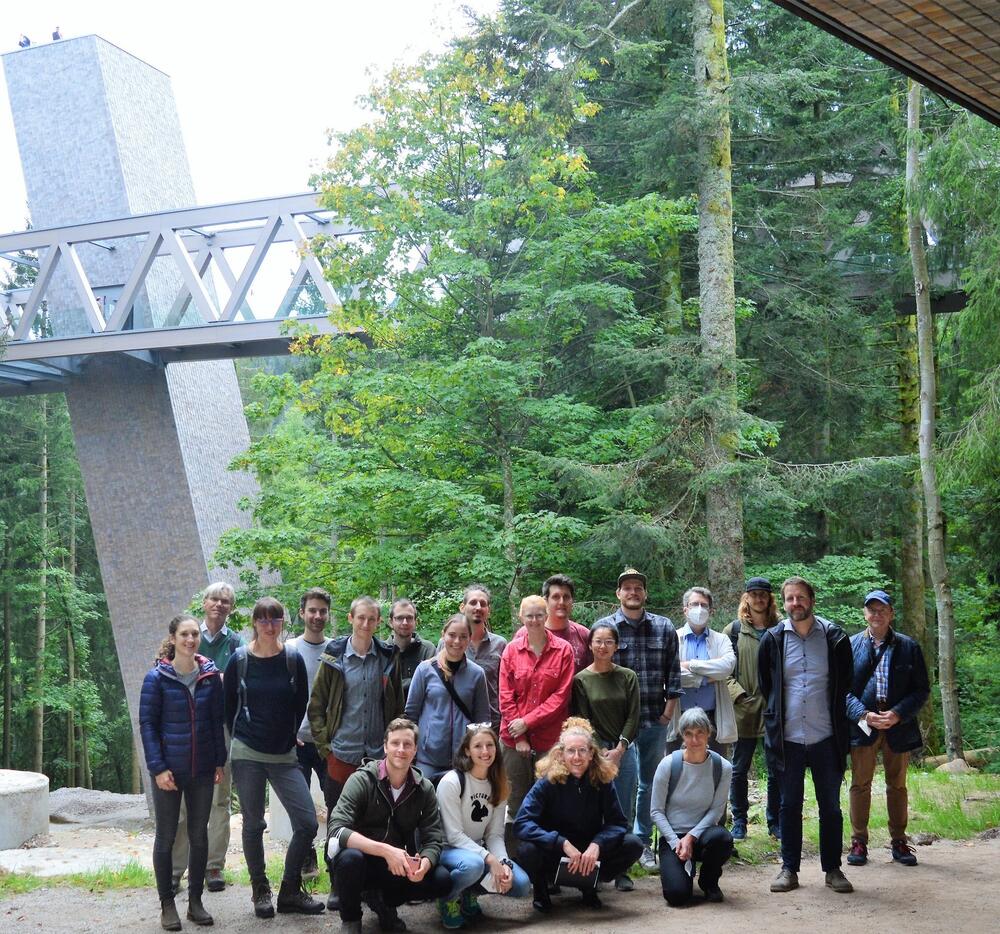 Fachkolloquiumgruppe „Holz und Wald“ am Nationalparkzentrum Schwarzwald mit Architekt Holger Probst (2.v.r)  © Simon Mösch