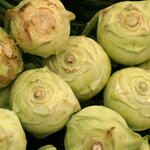 Kohlrabi ohne grüne Blätter? Das spart Dünger und macht das Gemüse zudem länger haltbar. © Wendefeuer/piclease