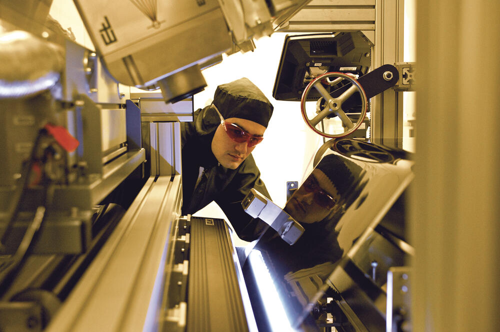 Lackfolienprozess im Reinraum 