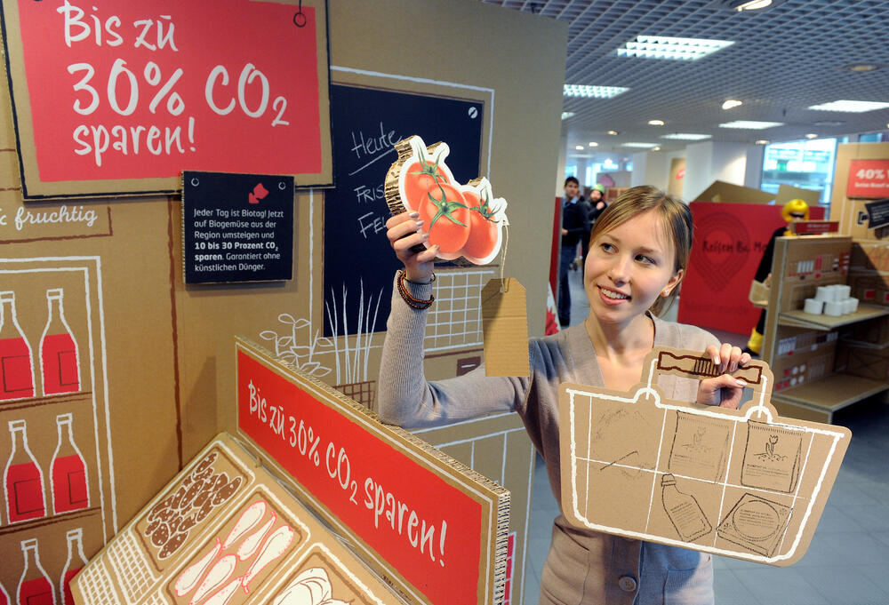 Pappeinkaufskorb und Einkaufstempeln &copy; Ingo Wagner