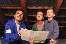 Handwerker erläutert Schwachstellen 