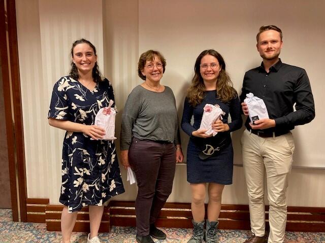 Verabschiedung von Lena Benner (links), Charlotte Lotze (2.v.r.) und Daniel Eggerichs (rechts) auf dem ProVe-Meeting am 28.10.2022 in Magdeburg durch Dr. Hedda Schlegel-Starmann (Foto: Christine Busch, DBU) © DBU, Christine Busch