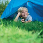 Kind vor einem Zelt 