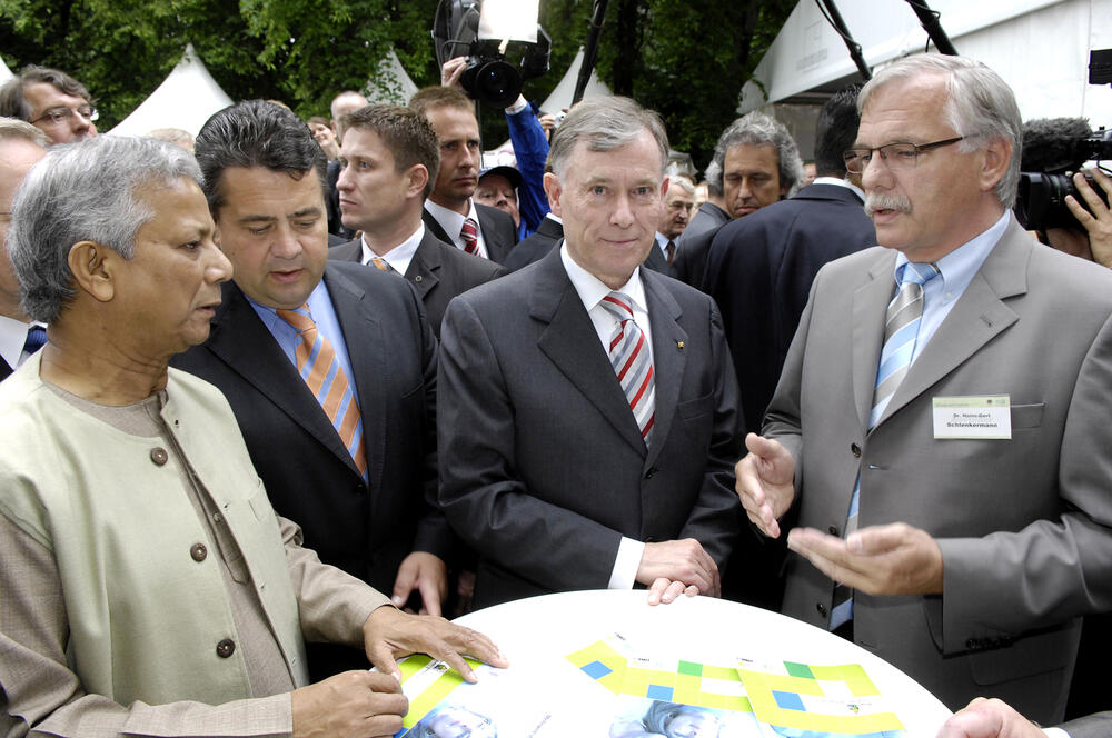 Friedensnobelpreisträger Muhammad Junus, Bundesumweltminister Sigmar Gabriel und Bundespräsident Horst Köhler (v.l.) mit Dr. Heinz-Gert Schlenkermann, Hauptgeschäftsführer der Handwerkskammer Osnabrück-Emsland. 