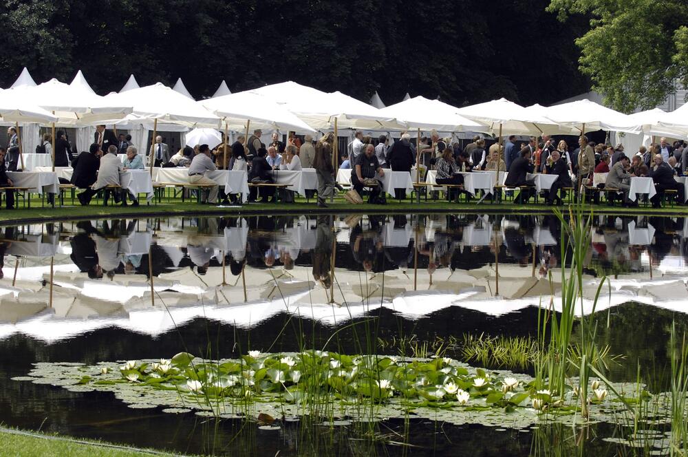 Und die Sonne kam doch noch heraus: Das besondere Flair des Parks von Schloss Bellevue genossen die Gäste auf der Woche der Umwelt. 
