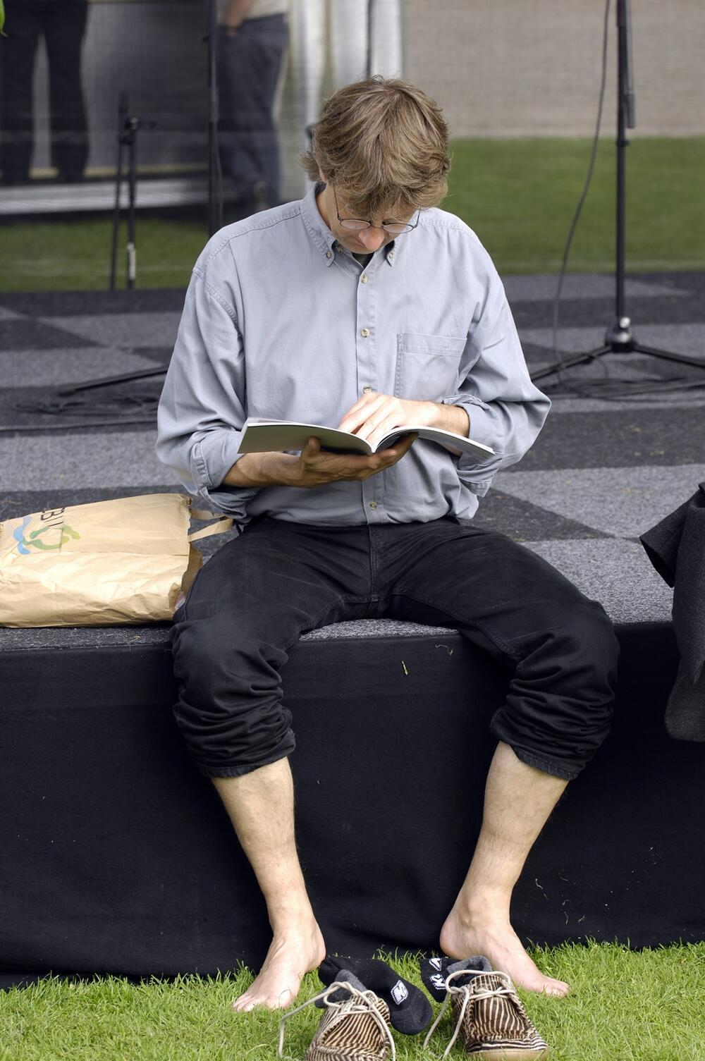 Am Ende eines interessanten, aber kraftzehrenden Tages gönnt sich dieser Besucher der Woche der Umwelt eine schöpferische Pause. 