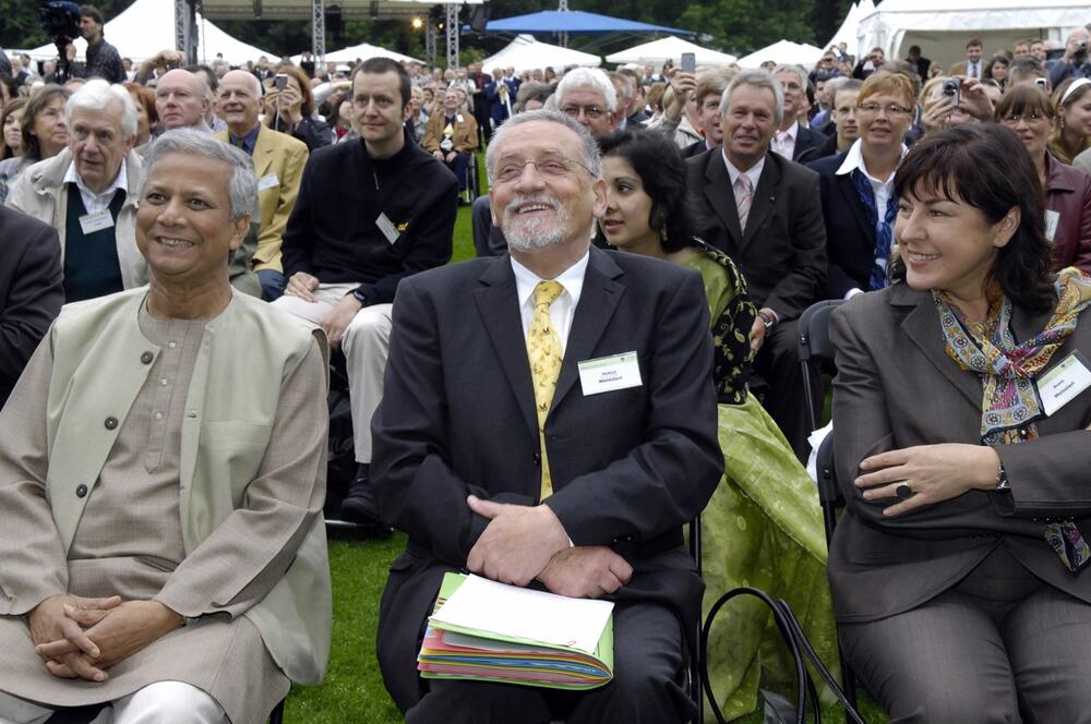 Mit Spaß bei der ernsten Sache (v.l.): Friedensnobelpreisträger Muhammad Junus, DBU-Kuratoriumsvorsitzender Hubert Weinzierl und Ehefrau Beate Seitz-Weinzierl. 