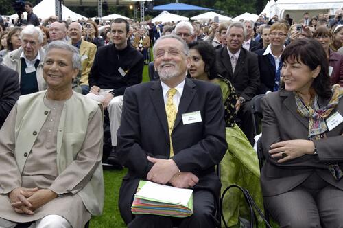 Mit Spaß bei der ernsten Sache (v.l.): Friedensnobelpreisträger Muhammad Junus, DBU-Kuratoriumsvorsitzender Hubert Weinzierl und Ehefrau Beate Seitz-Weinzierl. 