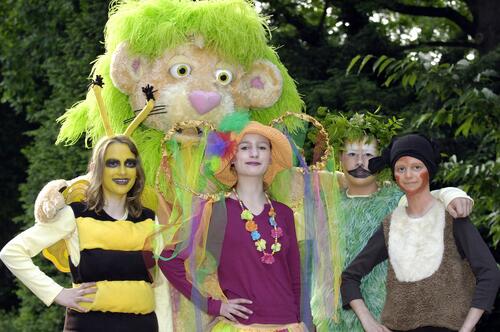 Graslöwe mit den Darstellern des Graslöwen-Musicals auf der Woche der Umwelt. 