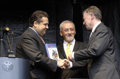 Bundesumweltminister Sigmar Gabriel (l.) überreichte Bundespräsident Horst Köhler (r.) ein Exemplar des ersten Umwelttechnologie-Atlasses für Deutschland mit dem Titel GreenTech made in Germany und dankte ihm wie DBU-Kuratoriumsvorsitzender Hubert We 