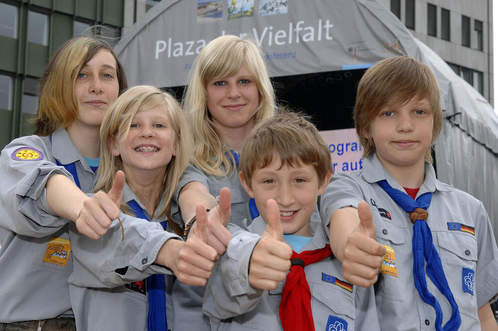 Daumen hoch für jugendliche Entdecker der Vielfalt. 