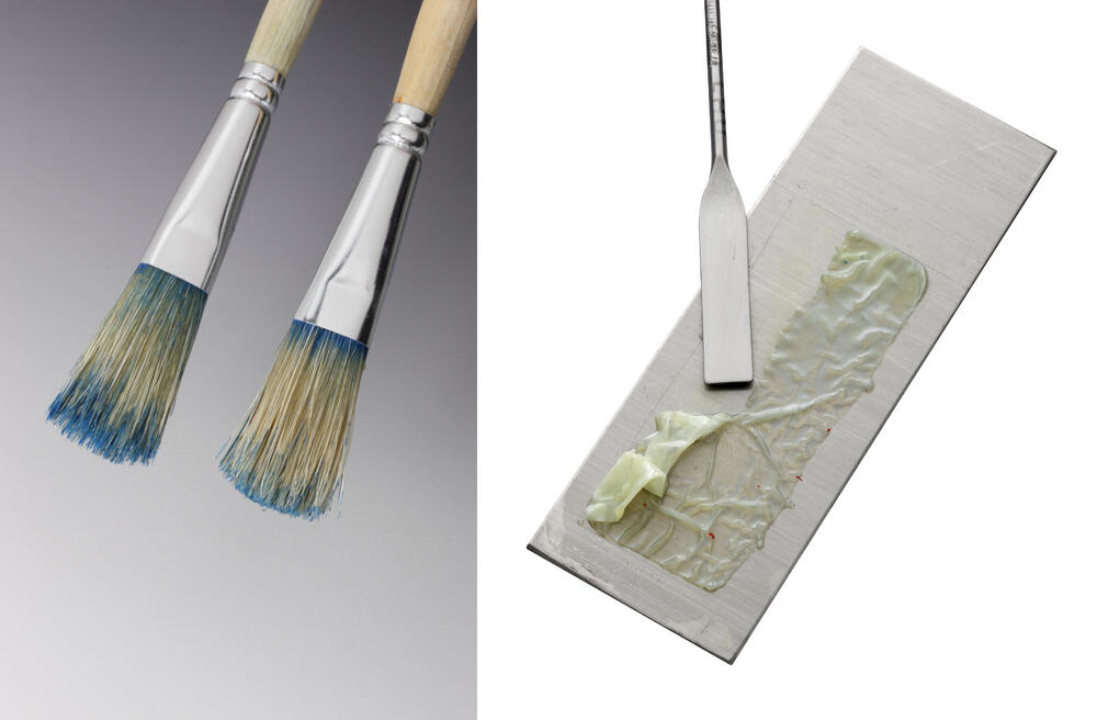 Beim Entfernen schon eingetrockneter Farbe ist der neue Reiniger (rechts) den lösemittelbasierten Pinselreinigern (links) sogar überlegen. 