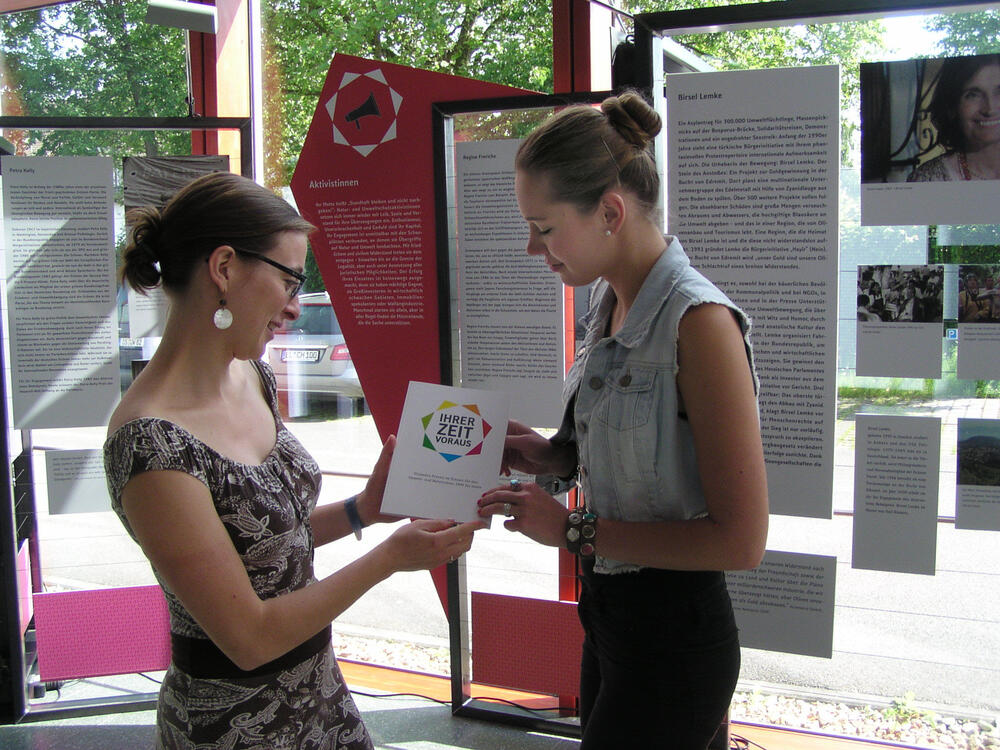 Ihrer-Zeit-voraus-Besucherinnen 