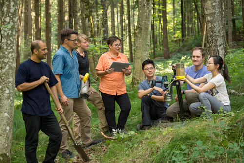 Die Umweltpreisträgerin Kögel-Knabner auf Exkursion mit Studenten © Astrid Eckert, München