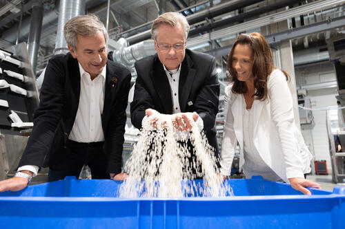 DBU-Umweltpreisträger Reinhard Schneider (M.) im neuen Produktionszentrum von Werner & Mertz © P!ELmedia / Herbert Piel