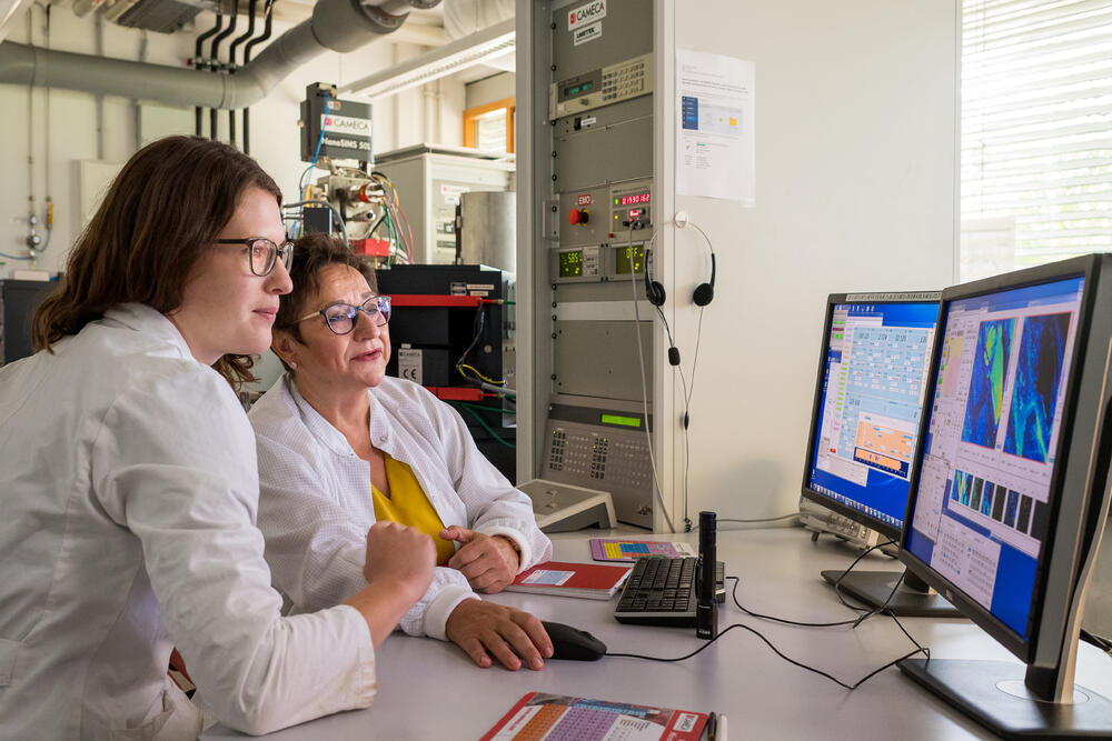 Besprechung der Daten des NanoSIMS-Gerätes © Astrid Eckert, TU München