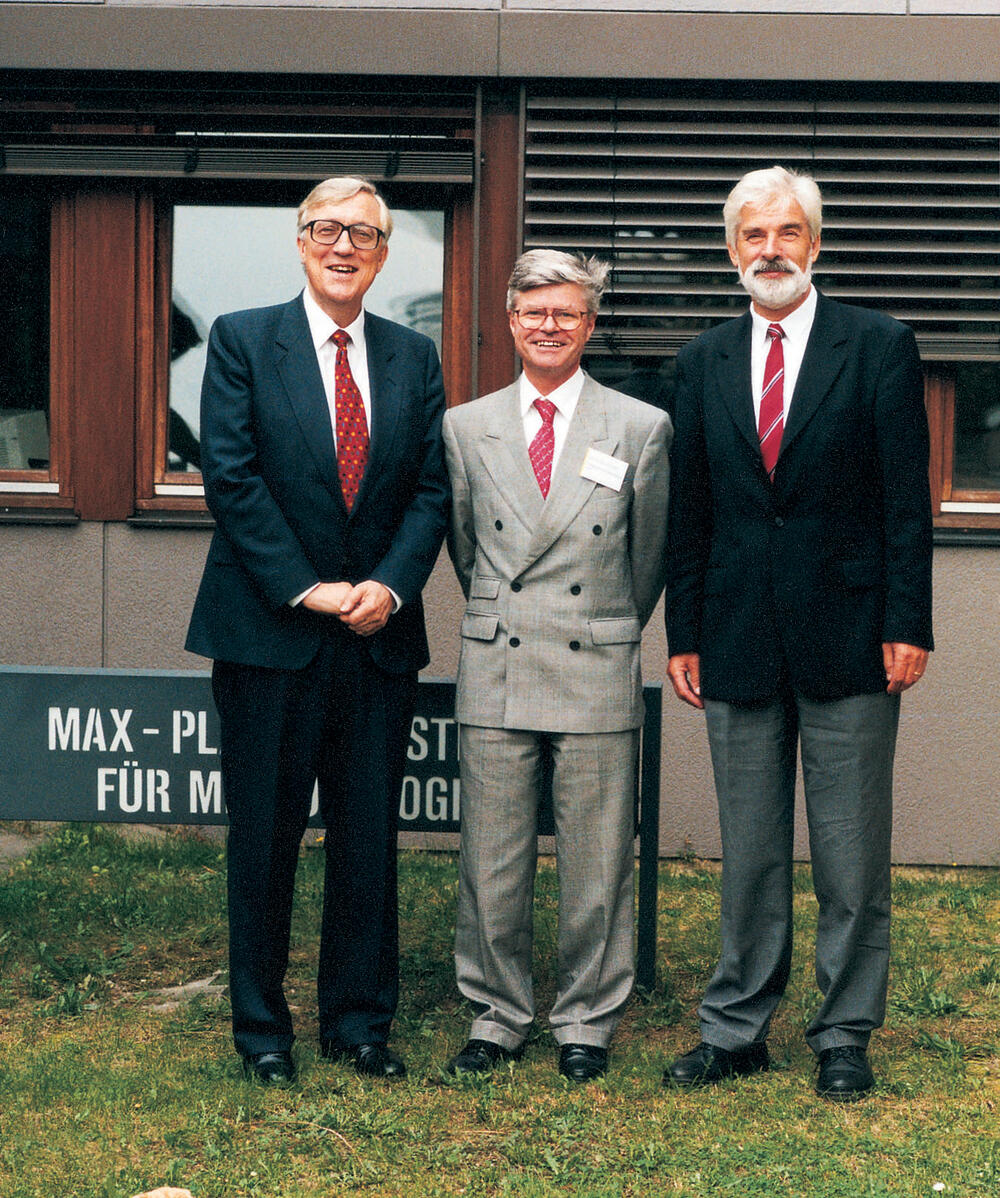 1998 erhielt Prof. Dr. Klaus Hasselmann (rechts) gemeinsam mit Prof. Dr. Lennart Bengtsson (links) und Prof. Dr. Hartmut Graßl den Deutschen Umweltpreis der DBU. Nun wurde Hasselmann mit dem Physik-Nobelpreis ausgezeichnet. 